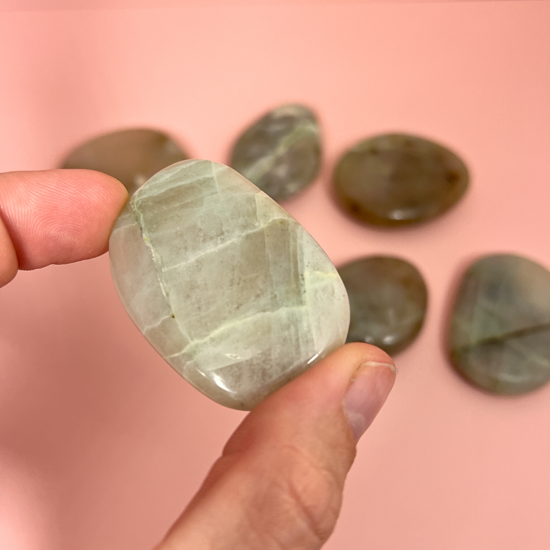 Månesten med garnierit flat stone