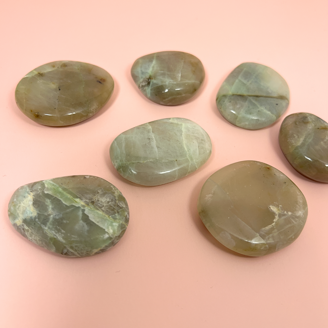 Månesten med garnierit flat stone